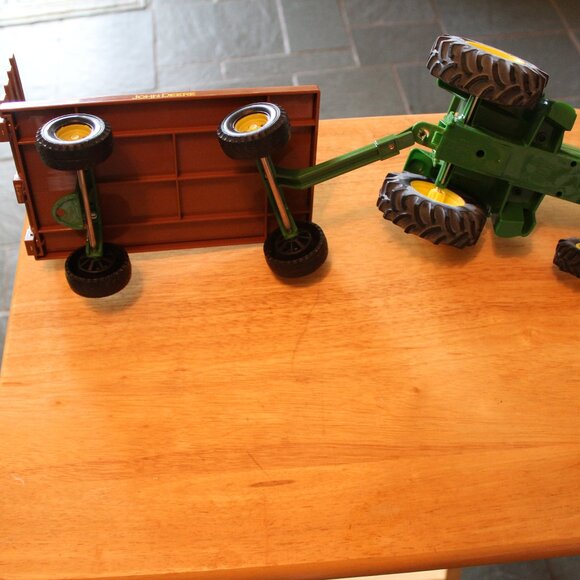 John Deere - Tractor with Flatbed Wagon - Picture 3 of 3